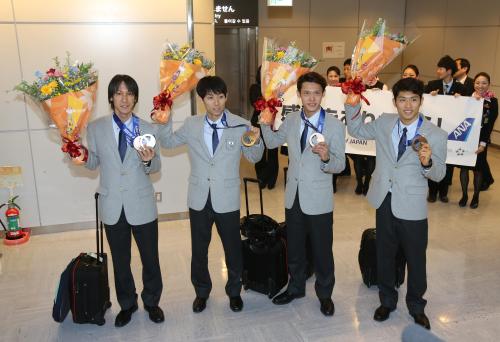 成田空港に到着し笑顔でメダルを掲げる（左から）葛西、伊東、竹内、清水