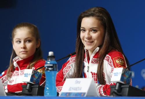 フィギュアスケート女子での金メダル獲得から一夜明け、記者会見するアデリナ・ソトニコワ。左はユリア・リプニツカヤ