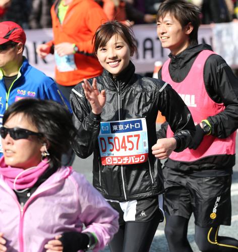 ＜東京マラソン２０１４＞笑顔で銀座の街を走る山岸舞彩