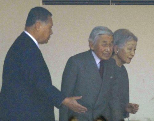 ラグビー日本選手権の準々決勝を観戦された天皇、皇后両陛下。左は日本ラグビー協会の森喜朗会長