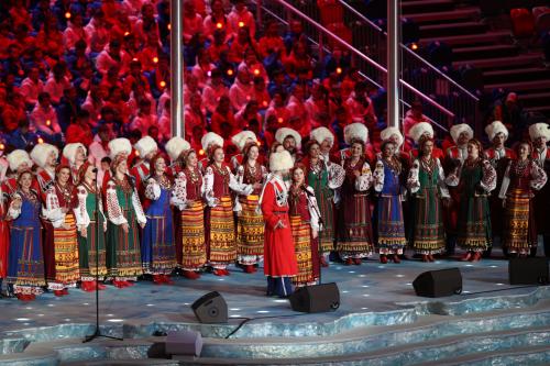 ソチ五輪閉会式で、民族衣装を着て熱唱する人々