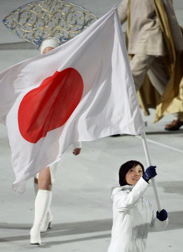 閉会式で日の丸を手に入場行進する日本選手団の小笠原歩旗手