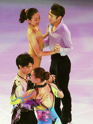 エキシビションでムードたっぷりに踊る（手前左から）羽生、ソトニコワ（奥左から）浅田、高橋