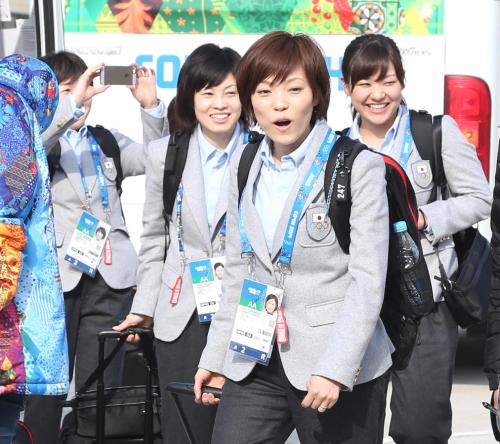 小笠原（右から２人目）らカーリング日本代表