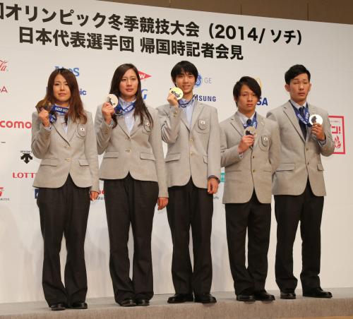 メダルを手にフォトセッションに臨む（左から）小野塚彩那、竹内智香、羽生結弦、平野歩夢、平岡卓
