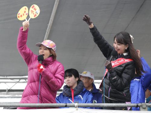 大会を盛り上げたスペシャルゲストの千葉真子さん（左）と２０１４年度ミス日本グランプリ・沼田萌花さん
