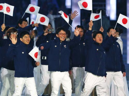 日の丸の小旗を振って笑顔で行進する（前列左から）岩本啓吾、山崎福太郎、三沢拓ら日本選手団