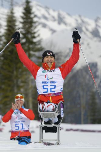ソチ冬季パラリンピックのバイアスロン男子７・５キロ座位で銅メダルを獲得し、フラワーセレモニーで観客の声援に応える久保恒造