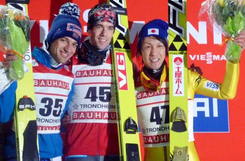 ３位に入り、表彰式で笑顔を見せる葛西紀明（右）。左は２位のアンドレアス・コフラー。中央は優勝したアンデシュ・バルダル
