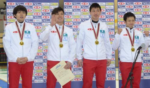 表彰式で笑顔を見せるＳＣ軽井沢クの（左から）両角友、山口、清水、両角公