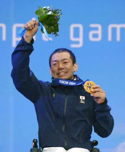 ソチ冬季パラリンピックのアルペンスキー男子スーパー大回転座位の表彰式で、金メダルを掲げ笑顔の狩野亮
