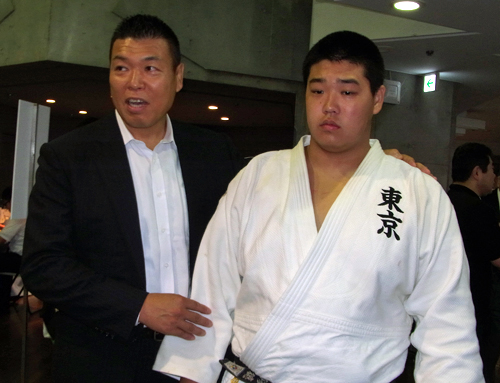 ２０日から始まる全国高校柔道の優勝候補に小川直也の長男・雄勢（左）が挙がる