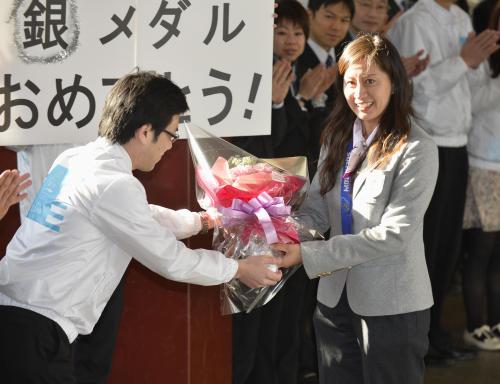 広島県庁を訪れ、職員に迎えられるソチ五輪銀メダリストの竹内智香