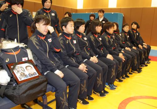 会見を前に涙を流す登坂（前列左）、土性（後列左）ら日本代表選手