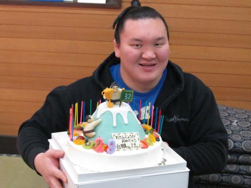 ２９歳の誕生日ケーキを贈られた白鵬