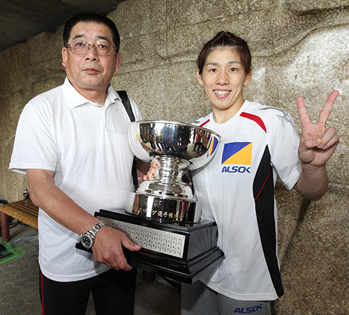 昨年６月、全日本選抜に優勝しトロフィーを持つ栄勝さんの隣でピースする吉田沙保里