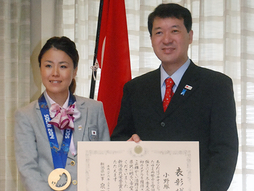 新潟県民栄誉賞を受賞した小野塚（左）と泉田知事