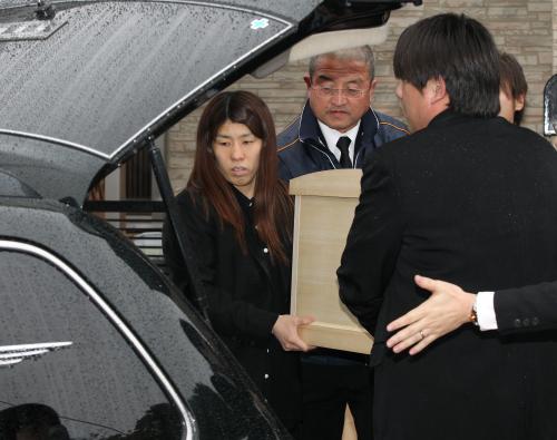 父・栄勝さんが眠る棺を実家から運び出す吉田沙保里