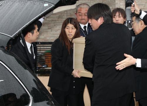 父・栄勝さんが眠る棺を実家から運び出す吉田
