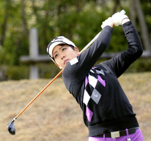 ヨコハマ女子ゴルフ第１日、３アンダーで首位に並んだ福田真未