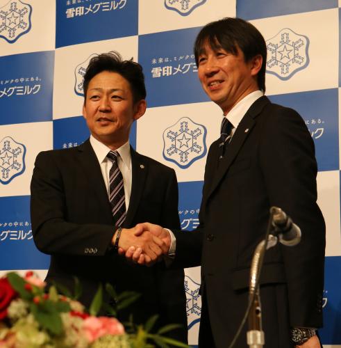 会見で握手する岡部（左）と原田コーチ
