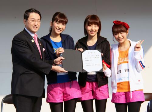 「鳥取マラソン　２０１４」の式典で平井伸治知事（左端）から委嘱状を受け取る藤江れいな（右から２人目）らＡＫＢ４８のメンバー