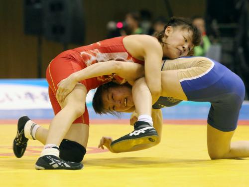国別対抗戦決勝で、ロシア選手（右）を攻める登坂絵莉