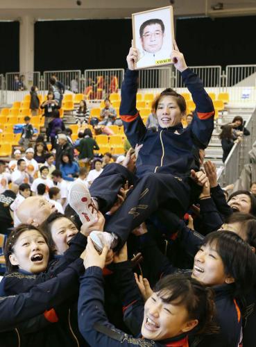 レスリング女子の国別対抗戦Ｗ杯で優勝し、父栄勝さんの遺影を手に胴上げされる吉田沙保里