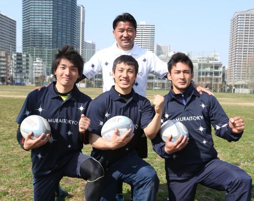 サムライ東京ＳＲＣのＡチームに選ばれた（前列左から）飯田、杉原、梶本は吉田監督と笑顔でポーズ