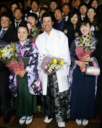 卒業式を終え、ゴルフ部員らとともに笑顔の松山英樹選手（中央）