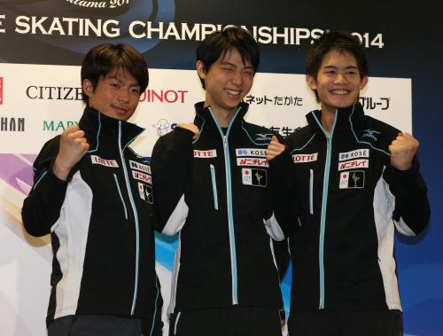 フィギュスケート世界選手権の会見でガッツポーズする（左から）町田、羽生、小塚