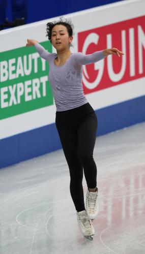 フィギュスケート世界選手権の公式練習中の浅田