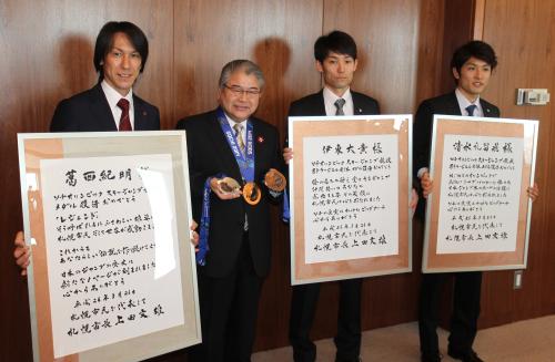 札幌市役所で「市長特別表彰」を受けた（左から）葛西、上田市長、伊東、清水