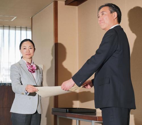 長野県の阿部守一知事（右）から表彰状を受け取る上村愛子さん