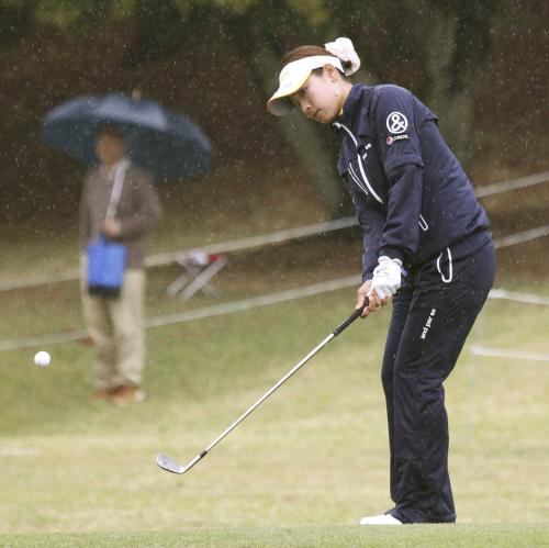 アクサ女子ゴルフ第２日、通算２アンダーで17位の森田理香子。９番でグリーンエッジから寄せる