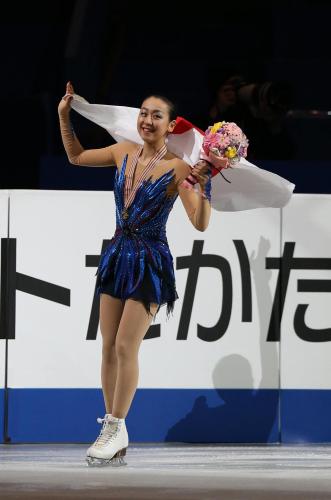 ＜フィギュアスケート世界選手権　女子ＦＳ＞優勝した浅田は日の丸を手にリンクを１周する