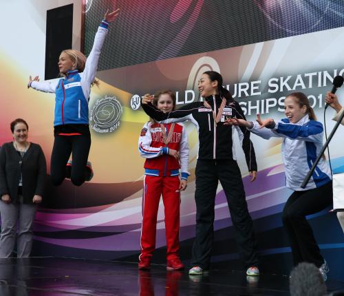 フィギュスケート世界選手権のスモールメダルセレモニーでポーズを取る（左から）ポゴリラヤ、リプニツカヤ、浅田、コストナー