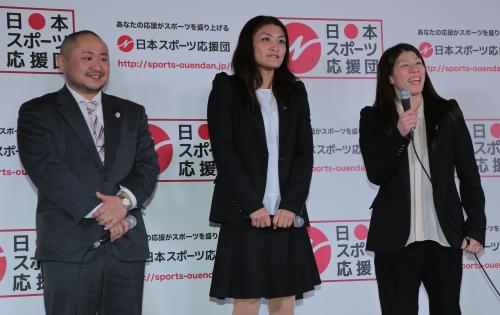 「日本スポーツ応援団」設立記者会見に出席し、報道陣の質問に答える（左から）初瀬勇輔、伊調馨、吉田沙保里