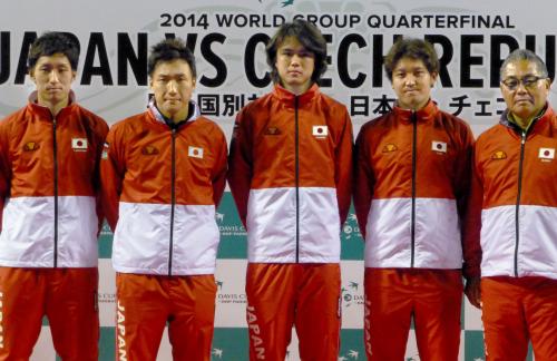 ポーズをとるデ杯日本代表。（左から）内山靖崇、添田豪、ダニエル太郎、伊藤竜馬、植田実監督
