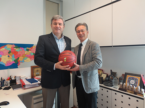 トルコバスケットボール協会と会談を行ったｂｊリーグ河内コミッショナー（右）