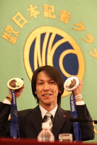 日本記者クラブに招待されソチ五輪のメダルを掲げる葛西