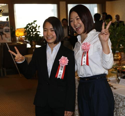 「ホワイトベア・スポーツ賞」表彰式で笑顔の高梨沙羅（左）とパラリンピック陸上の佐藤真海