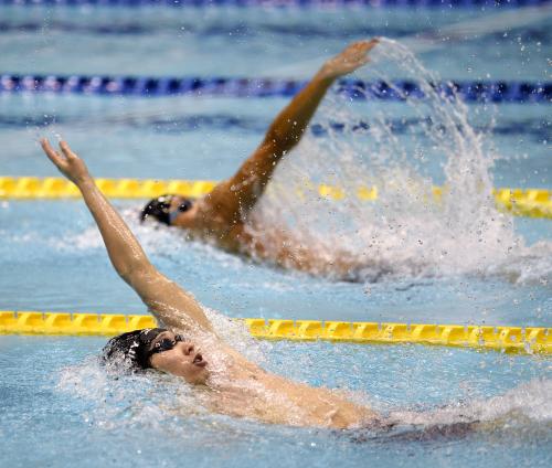 男子２００メートル背泳ぎ決勝　２位の萩野公介。奥は優勝した入江陵介