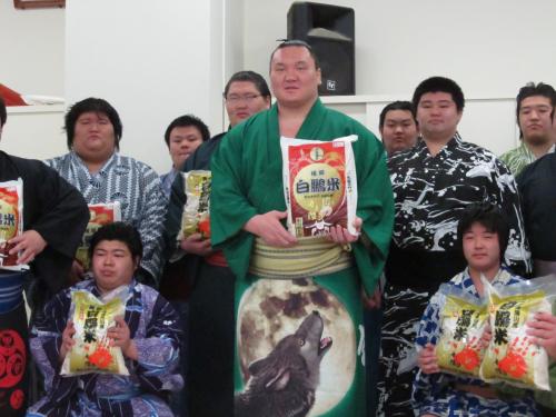 白鵬米を贈呈した白鵬（中央）と相撲教習所生徒