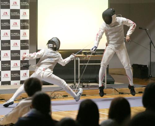 太田雄貴（右）は立教新座中学校フェンシング部１年・新井謙信君とエキシビションマッチを行う