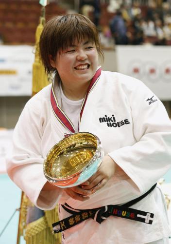 全日本女子選手権で２年ぶり２度目の優勝を果たし、カップを手に笑顔を見せる山部佳苗