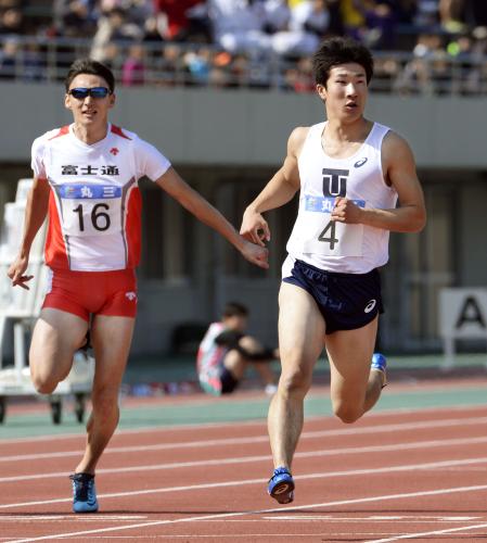 出雲陸上の男子１００メートルに出場、１０秒２６で優勝した桐生祥秀（右）
