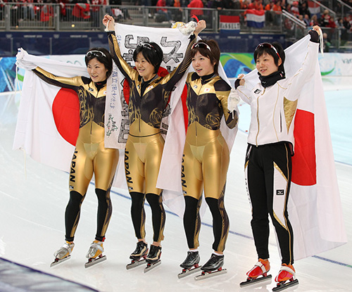 バンクーバー五輪スピードスケート女子団体追い抜きで銀メダルを獲得し、日の丸を揚げて喜ぶ（左から）穂積雅子、田畑真紀、小平奈緒と高木美帆