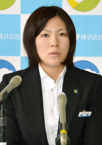 記者会見で現役引退を表明するスピードスケートの穂積雅子