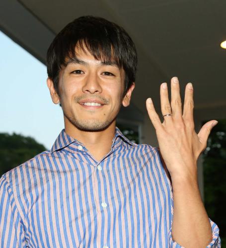 結婚指輪を笑顔で披露するメンタルトレーナーの森川陽太郎氏